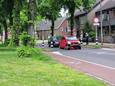 Ondanks waarschuwingsborden is een automobilist met zijn of haar auto vast komen te staan op de bussluis op de Oude Hilvarenbeekseweg in Tilburg.