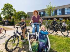 Waarom zetten al die ouders hun auto vóór de school? Tijd voor actie volgens Josefine: ‘Op voeten en fietsen naar school’
