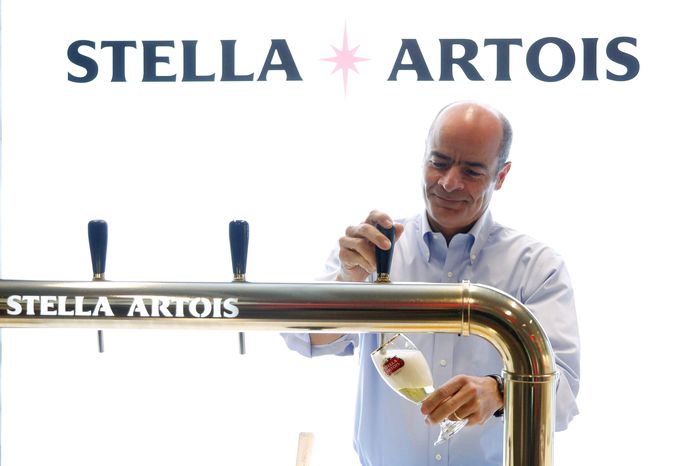 De Braziliaan Carlos Brito staat al sinds 2005 aan de top van het bedrijf dat onder meer Stella Artois brouwt.