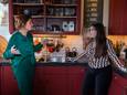De Oekraïnse Polly (rechts) is met haar oma naar Nederland gevlucht en woont nu bij Jorina Haspels (links)