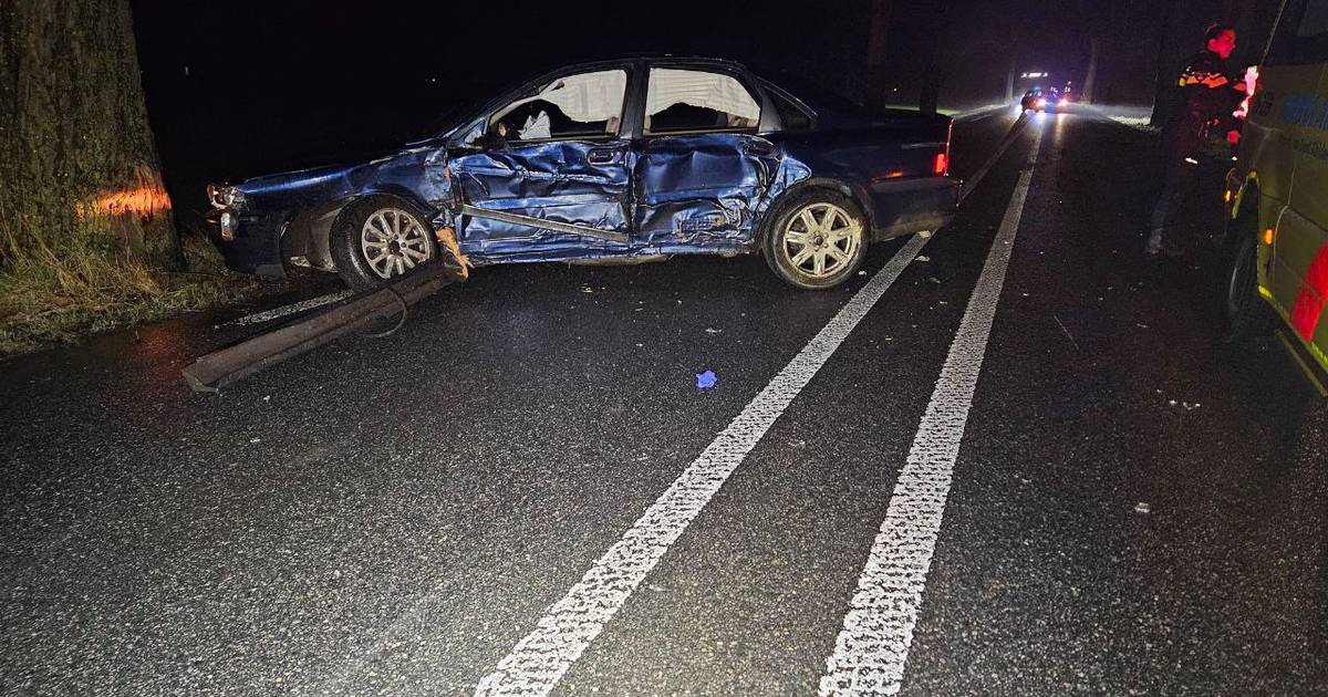 Automobilist gewond bij ongeval op N319 tussen Groenlo en Ruurlo, weg voorlopig dicht.