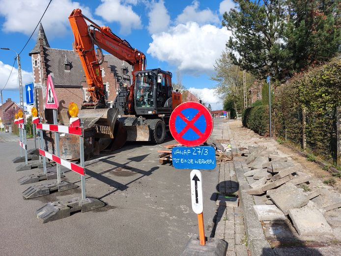 Aannemer Gebr. Simons start deze week met het herstellen van de stoepen in de Vijverstraat in Battel.