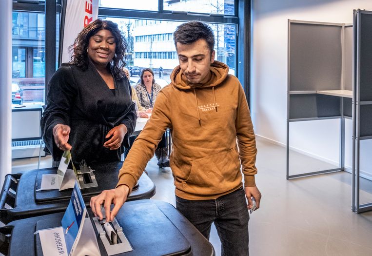 Statushouders kunnen in het stadhuis van Arnhem oefenen met stemmen. Beeld Raymond Rutting / de Volkskrant