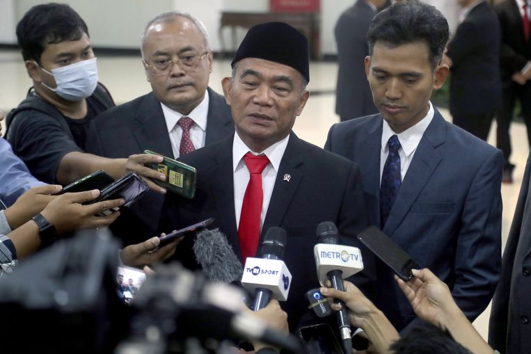 Penjabat Menteri Olahraga Mohajer Effendi berbicara kepada pers setelah keputusan FIFA diumumkan.  Gambar ANP/EPA