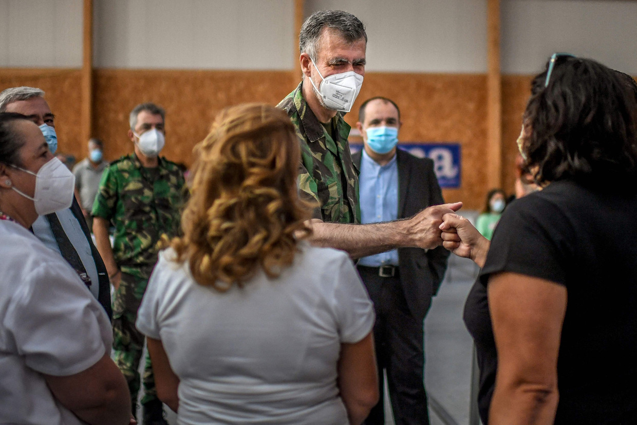 Vice-admiraal Henrique Gouveia e Melo begroet medewerkers van een vaccinatiecentrum aan de rand van Lissabon met een boks. Beeld AFP