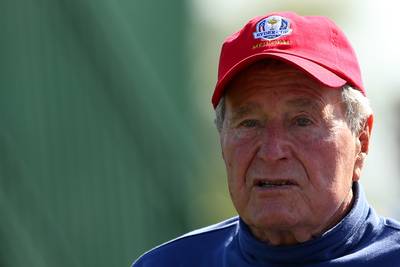 George Bush senior opnieuw beschuldigd van billen knijpen