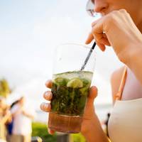 Laat de cocktails dan staan en drink liever dít alcoholische drankje