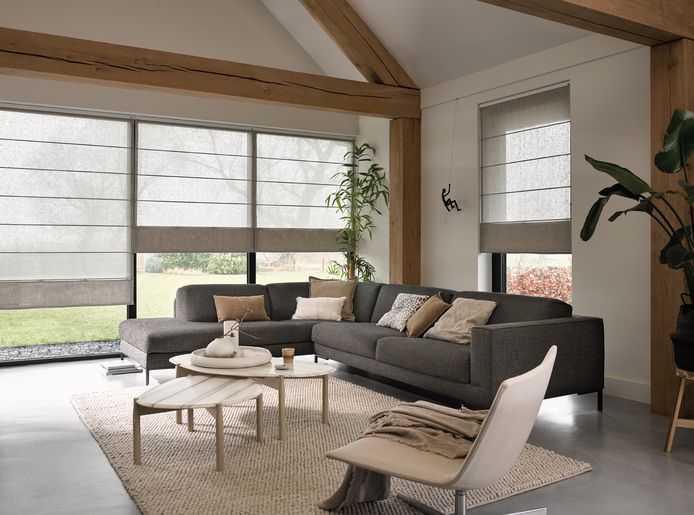 Vouwgordijnen van Luxaflex, waarvoor de stoffen worden geproduceerd door Artex in Aarle-Rixtel.