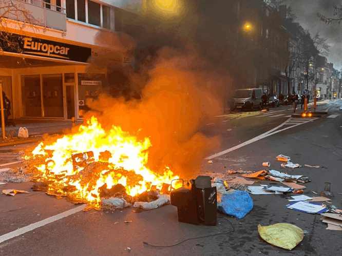 20 arrestaties en 6 gewonden na coronabetoging in Brussel: waterkanon en traangas ingezet, politiecombi’s beschadigd