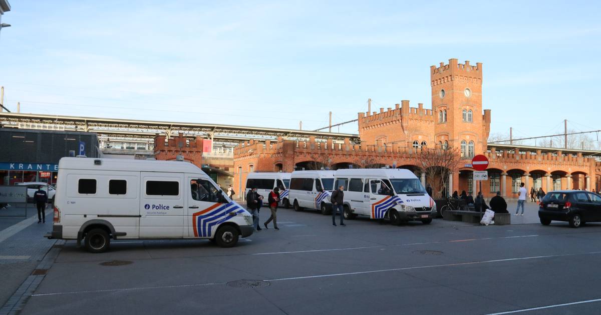 Politie Aalst gaat streng optreden tegen parkeren aan RVA – Goeiedag