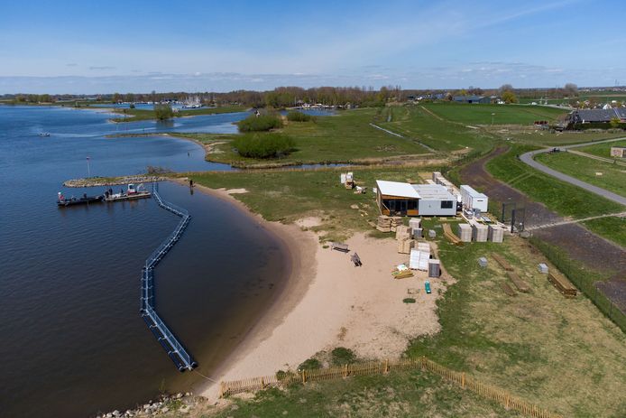 Vorige week werd de tijdelijke vergunning verleend, inmiddels worden de eerste contouren van paviljoen Hanzezicht op het Kamper stadsstrand zichtbaar.