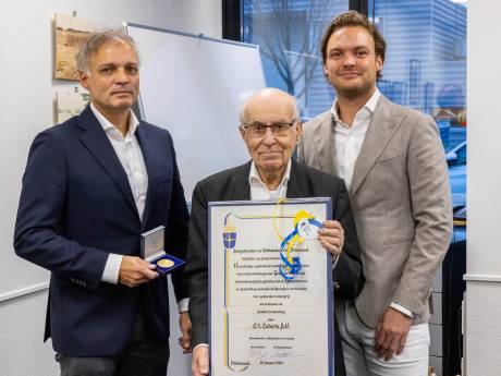 Zwartz krijgt als oudste bedrijf van Oldenzaal gouden erepenning 