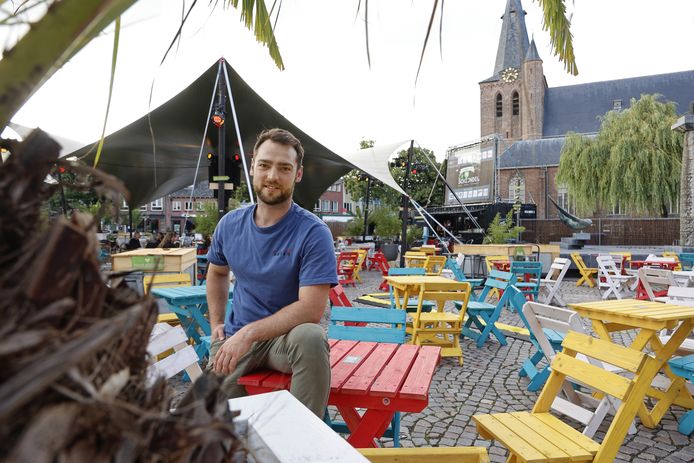 Thomas de Groot op het tijdelijke terras op de Markt in Schijndel.