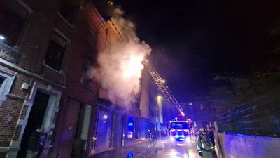 Des fêtards se transforment en héros: ils sauvent les occupants d’un immeuble en feu à Charleroi