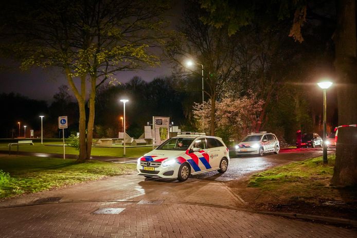De politie kamde donderdagavond de volledige buurt uit rond de Elburglaan in Eindhoven vanwege een straatroof door meerdere jongeren.