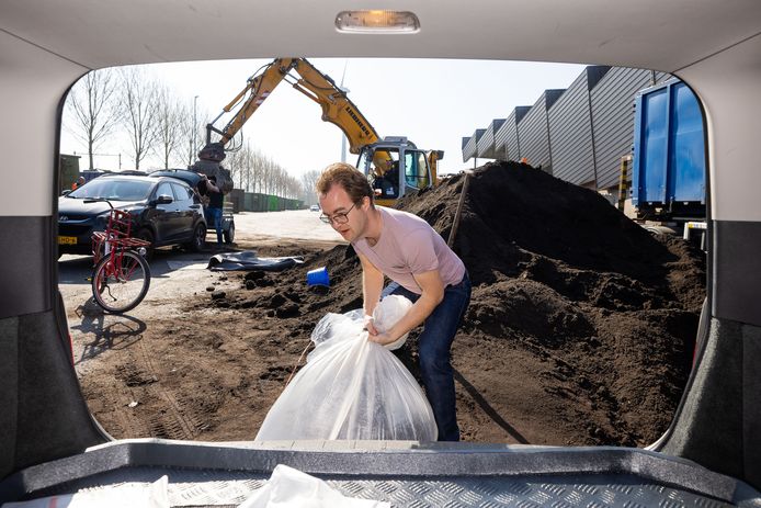 Xander van Tienhoven laadt  compost in voor zijn moestuintje op Orthen.