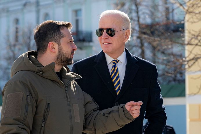 Il presidente ucraino Volodymyr Zelensky e il suo omologo statunitense Joe Biden durante una visita a Kiev.