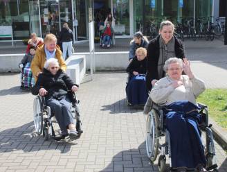 VIDEO. Wandelclub haalt bewoners uit rusthuis voor wandeling door centrum Aalter