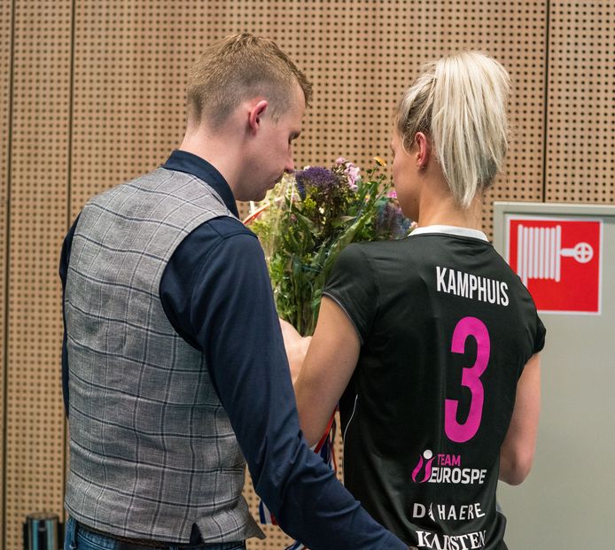Judith Kamphuis (3) raakt geblesseerd.