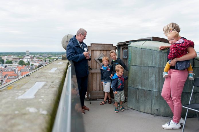 ,,Een mevrouw met een roze broek en een klein kind onder haar arm. Erachteraan komen drie jongens.’’ Via een portofoon geven poortwachters op de Lebuinustoren door wie er in het trappenhuis lopen zodat bezoekers zich aan de coronavoorschriften kunnen houden.
