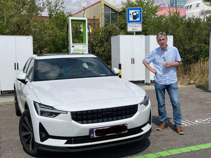 Met een elektrische wagen reis je op een heel andere manier. Onze journaliste, haar man en zoon deden de test en reden naar Hongarije.