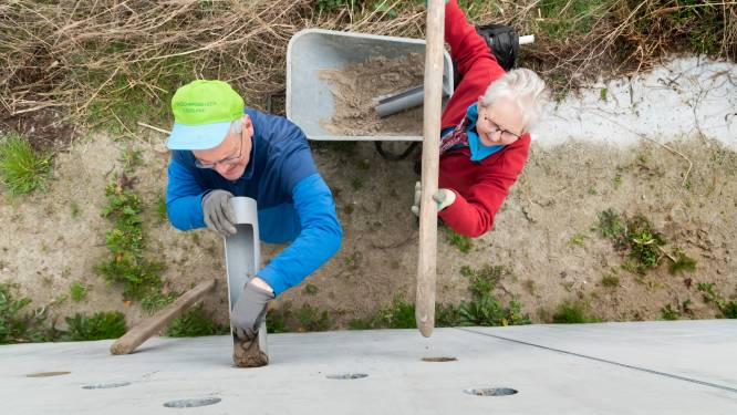 In Zeewolde wordt een muur gevuld met zand: ‘Dan lijkt het weer op een nieuw huis’ 