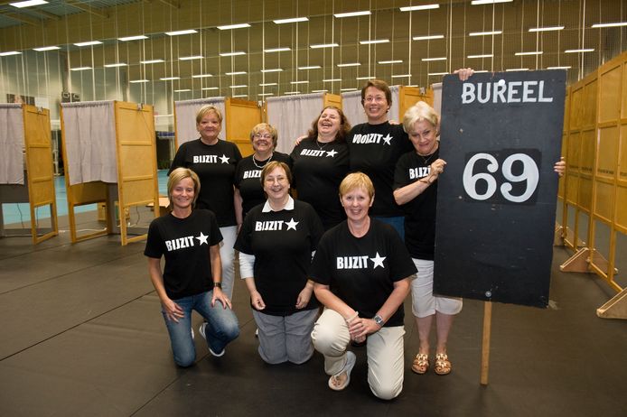 Enthusiastic residents of the electoral office in Schotten (2010)