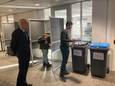 Pasquale de Kok, de jongste stemmer van Westervoort, brengt zijn stem uit samen met burgemeester Arend van Hout.
