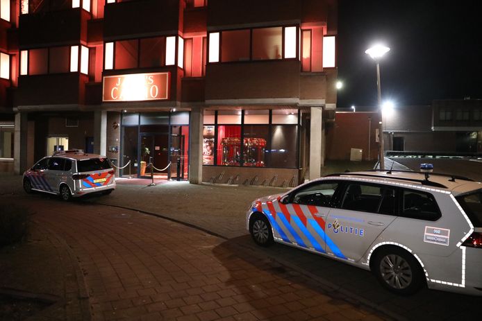 Politie bij het overvallen casino in Arnhem.