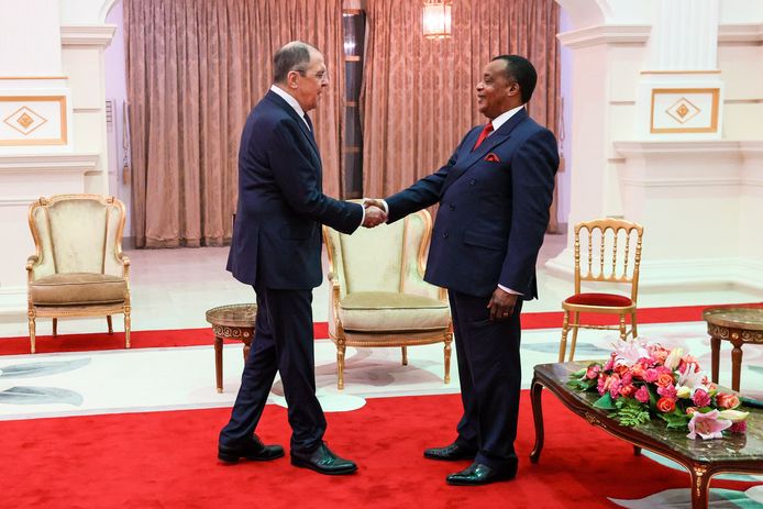 De Russische minister van Buitenlandse Zaken Sergej Lavrov schudt de hand van Denis Sassou Nguesso, de president van de Republiek Congo.