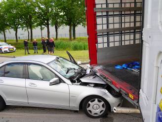Auto botst achterop vrachtwagen in Tilburg, voorkant auto totaal aan diggelen  