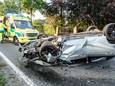 Bestuurder klimt als bij wonder lichtgewond uit auto na zware crash