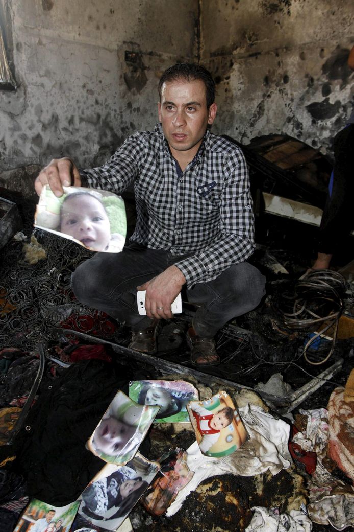 Un membre de la famille Dawabcheh présente une photo du petit Ali, 18 mois, victime de l'incendie