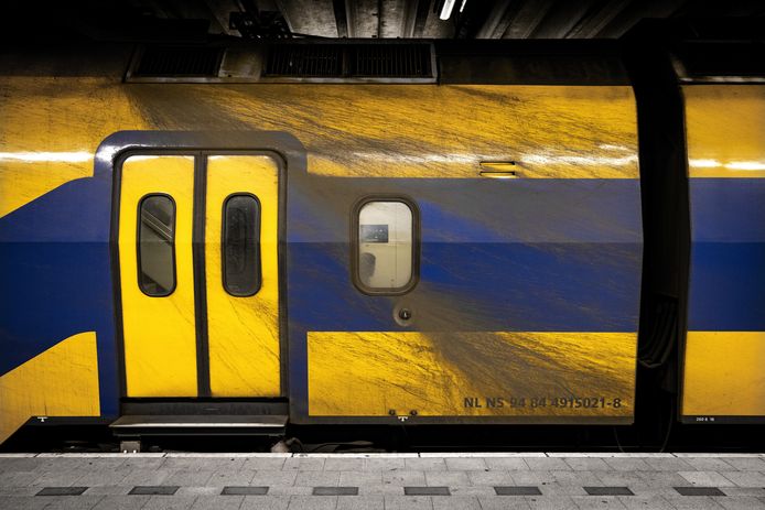 Een vieze trein op station Utrecht centraal.