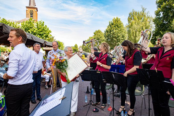 Noud en Alda van Beek-Kuijlaars zijn in het zonnentje gezet met een onderscheiding voor al hun inzet voor het dorp. Uit handen van de wethouder Mathijs Kuijken (links) kregen ze een oorkonde en ieder een beeldje.