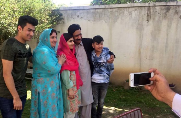 Malala Yousafzai  (20) gaat na haar terugkeer in Mingora op de foto met familieleden die apetrots op haar zijn. Malala is de jongste winnaar ooit van de Nobelprijs voor de Vrede. EPA/FARIDULLAH