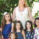 Alleenstaande moeder adopteert zes zusjes om ze bij elkaar te houden