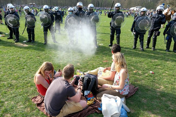 Vier jongeren in het Ter Kamerenbos tijdens het nep-festival La Boum. De politie trachtte het park te ontruimen en gebruikte daarbij onder meer traangas.