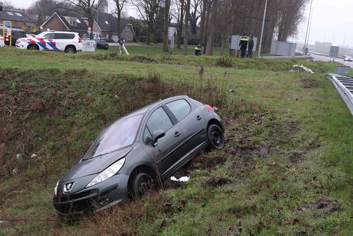 Een auto is zondagochtend in de berm beland aan de Vooreinde in Waalwijk.