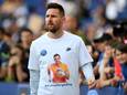 Lionel Messi bij de warming-up met een speciaal shirt voor Sergio Rico.