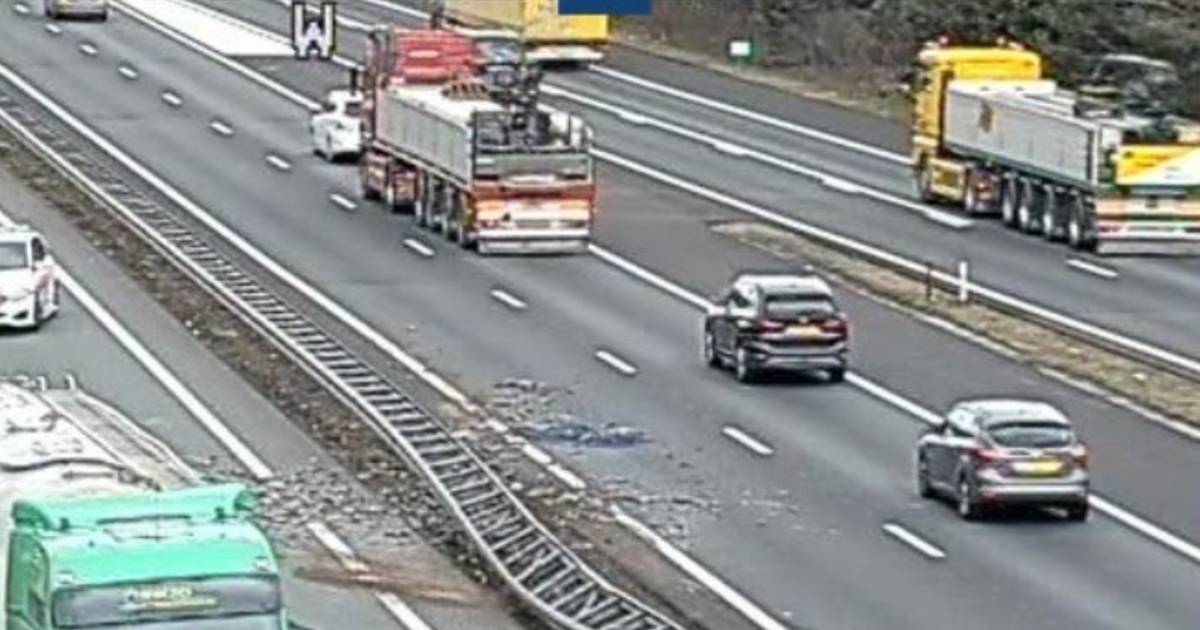 Dakpannen vallen uit aanhanger bij aanrijding op A12.