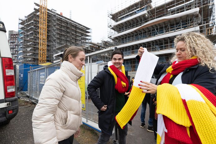 Fleur (23, links) en Marijn (26) worden als jongste kopers van een appartement in Terrazzo welkom geheten.