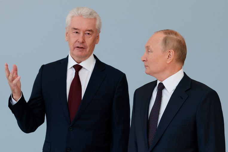 Московская и Санкт-Петербургская области потребуют отставки Путина