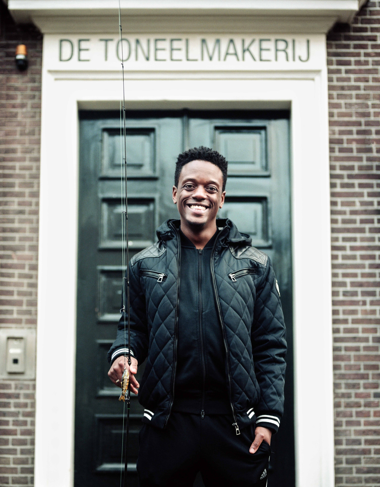 Acteur Yamill Jones ‘De spareribs en kip van Patrick’s Catering, dé
