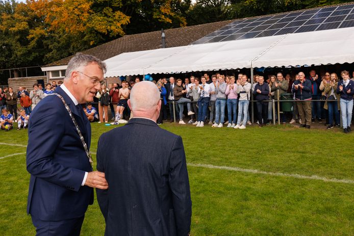 Burgemeester Hans van Janssen van Oisterwijk verraste Jan van Gorkum, clubicoon van Oisterwijk Oysters, met een koninklijke onderscheiding.
