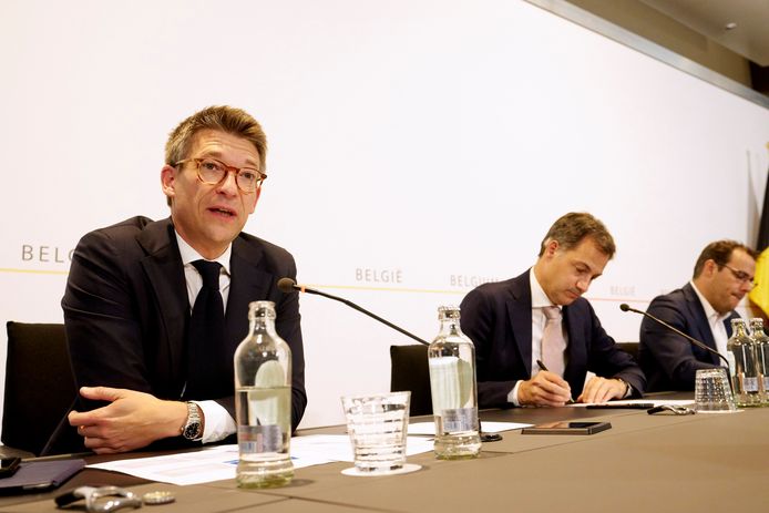 De persconferentie over de arbeidsdeal die in juni vorig jaar gesloten werd met ministers Pierre-Yves Dermagne (PS), premier Alexander De Croo (Open Vld) en minister David Clarinval (MR).