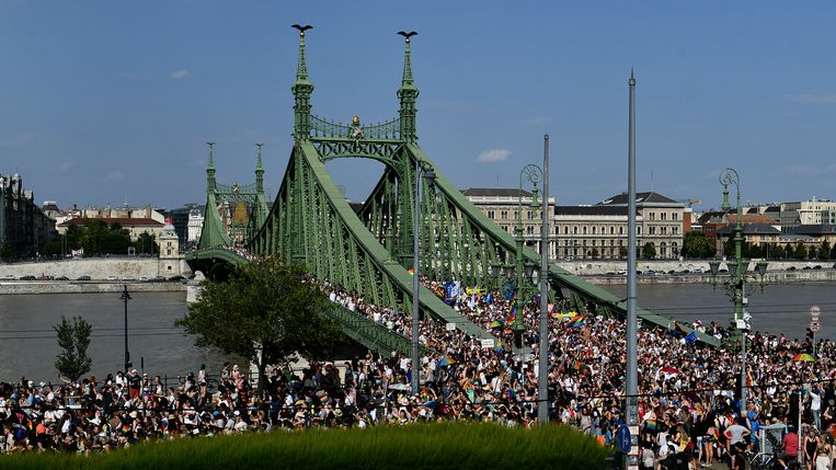 Meskipun Victor memperhatikan mereka, mereka berkilau dengan bangga di Budapest: ‘Saya merasa betah di sini’