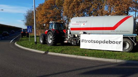 Melkveehouder Peter van Bussel staat met tractor bij A67 in Asten.