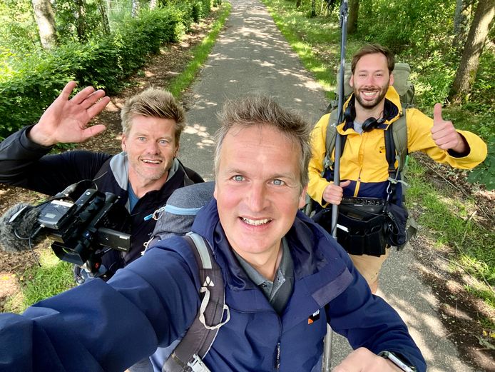 Cameraman Philippe en klankman Ruben stappen de hele tocht met Arnout (midden) mee. Het trio wandelt zo'n 20 kilometer per dag.
