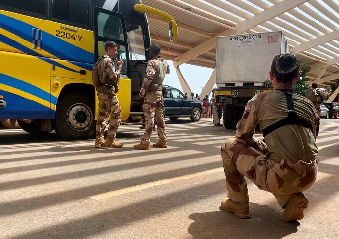 Franse soldaten helpen met de evacuatie van vooral Franse onderdanen op de internationale luchthaven van Niamey in Niger. (01/08/23)